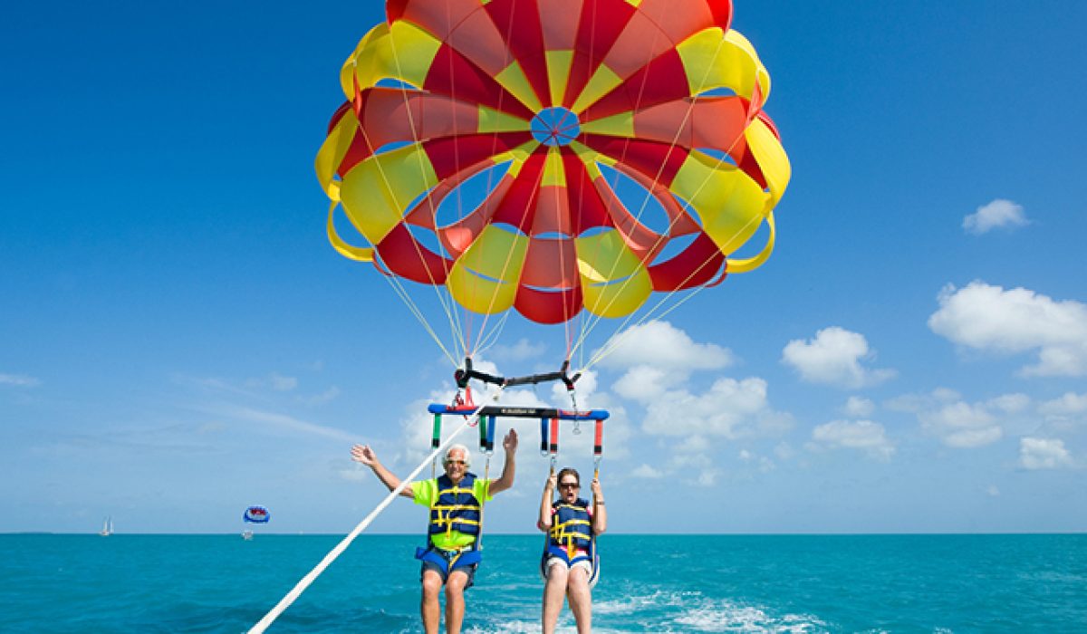 Para sailing near coast